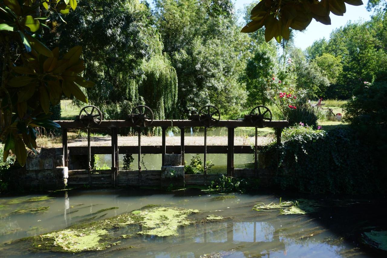 Le Moulin De Moquesouris - Chambres D'Hotes Et Table D'Hote Nazelles-Negron Екстериор снимка